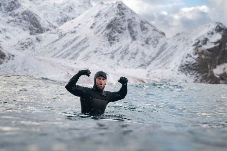 Chris Hemsworth dalam serial national Geographic