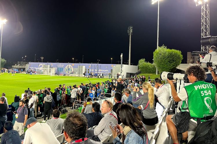 Ratusan jurnalis hadir di latihan Argentina yang digelar di Qatar University Sport Complex pada Kamis (12/9/2022) malam. 