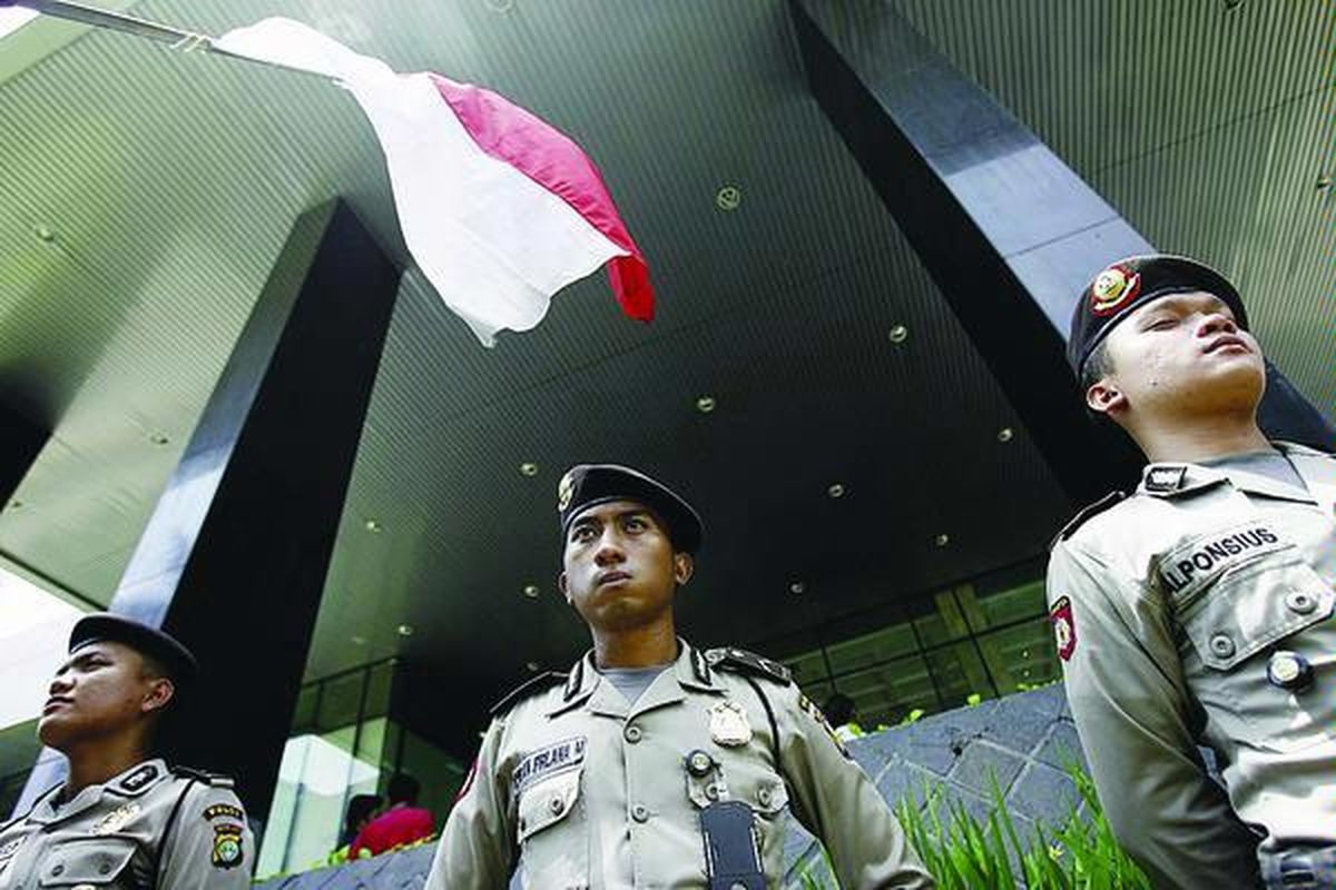 Lebih dari 90 persen anggota Polri berpangkat bintara. Meski dalam kondisi tidak well-paid, polisi tetap dituntut bekerja siap 24 jam, menegakkan hukum, melayani dan melindungi masyarakat, serta menjaga keamanan dan ketertiban masyarakat (kamtibmas). Wajah Polri merupakan cerminan wajah masyarakat Indonesia saat ini.  