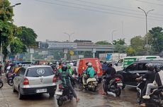 Dua Ormas Bentrok hingga Lempar Batu-Helm, Lalin Jalan TB Simatupang Sempat Tersendat