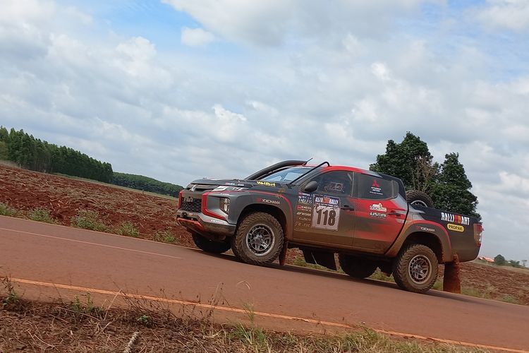 Mitsubishi Triton yang digunakan Rifat Sungkar dan Chupong Chaiwan pada Asia Cross Country Rally (AXCR) 2022 di Thailand