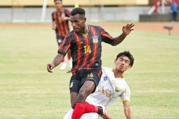 Samuel Balinsa (kiri) saat beraksi membela tim Papua di PON XX 2021. Samuel Balinsa dipastikan batal bergabung dengan tim Liga 2 Thailand, Lampang FC.