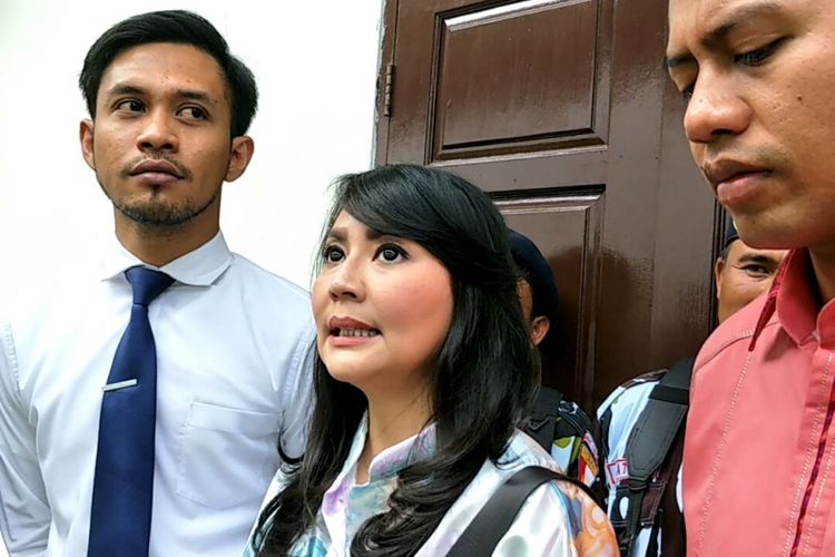 Tessa Kaunang bersama tim kuasa hukumnya saat ditemui di Pengadilan Negeri, Jakarta Selatan, Senin (19/3/2018).
