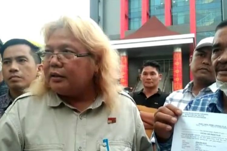 David Danaki kuasa hukum Ari Putra (28) tersangka kasus pemerkosaan yang tewas di Polres Empat Lawang, usai membuat laporan di Bid Propam Polda Sumsel, Kamis (30/6/2022).