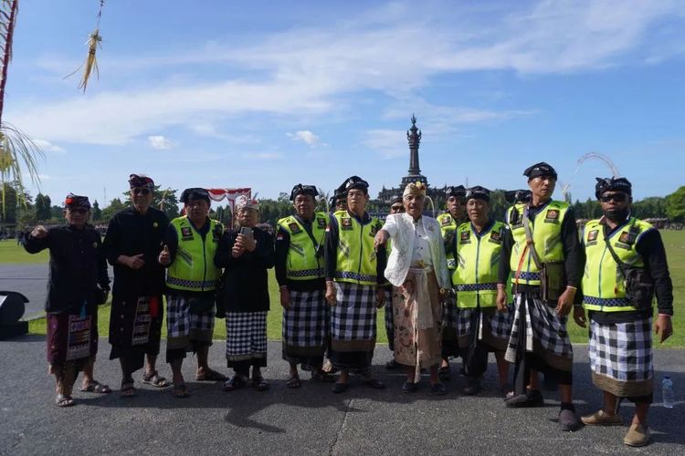 Ketua FKUB Bali Ida Penglingsir Putra Sukahet bahas aturan malam Takbiran jika bertepatan Hari Raya Nyepi bersama pecalang, Denpasar, Sabtu (7/3/2026). 