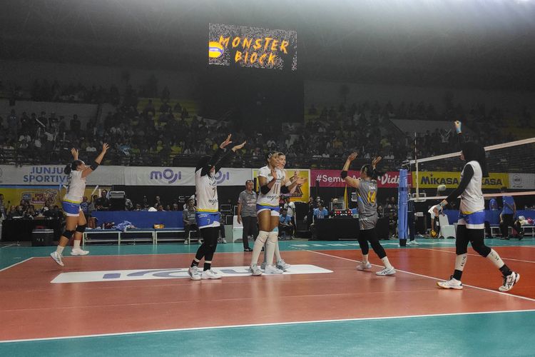 Para pemain Bandung bjb Tandamata meraih gelar juara Proliga 2023 setelah mengalahkan Jakarta Pertamina Fastron di GOR Amongrogo, Kota Yogyakarta, Sabtu (18/3/2023) malam WIB. Tandamata menang dengan skor akhir 3-2 (27-25, 25-22, 24-26, 20-25, dan 15-8).