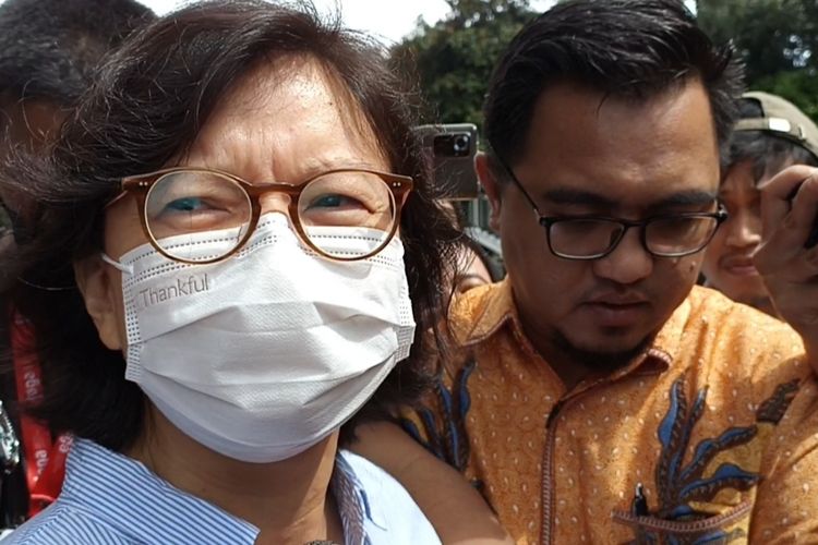 Grace Dewi Riady atau Grace Tahir hanya menggelengkan kepala ketika ditanya apakah menerima aliran dana dari eks pejabat Direktorat Jenderal Pajak (DJP), Kementerian Keuangan, Rafael Alun Trisambodo, Kamis (11/5/2023).
