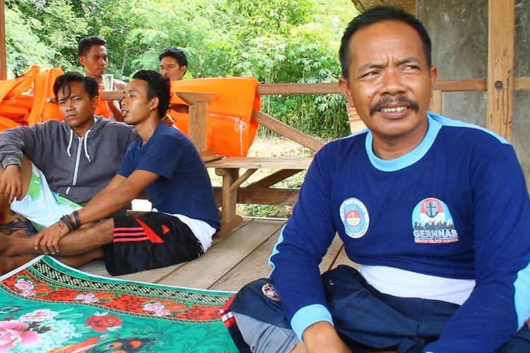 Nakhoda (kaus biru) KM Putra Pratama 212 bersama ABK-nya berada di kantor Syahbandar Pelabuhan Lembar, setelah dievakuasi Badan SAR Mataram lantaran kapal mereka terbakar di Perairan Gili Trawangan.