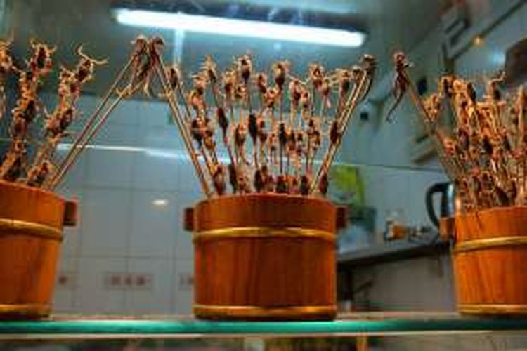 Kalajengking dijual sebagai kudapan di sebuah pasar di China. 