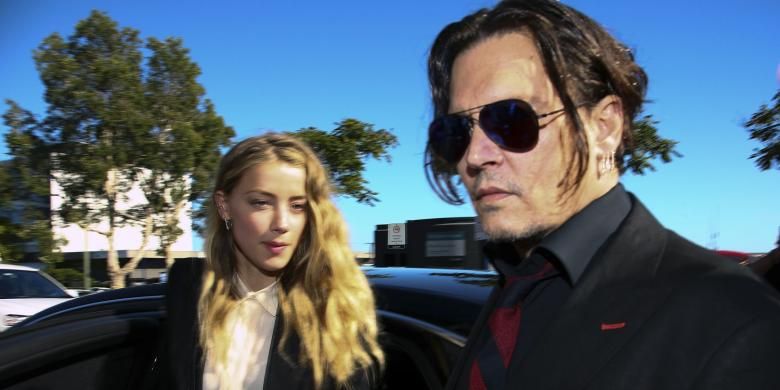 Aktor Johnny Depp dan istrinya, aktris Amber Heard, tiba di pengadilan Southport, Gold Coast, Australia, Senin (18/4/2016).
