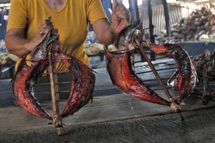Pedagang menunjukkan hasil olahan cakalang fufu yang baru saja selesai dipanggang di Kecamatan Belang, Minahasa Tenggara, Sulawesi Utara.