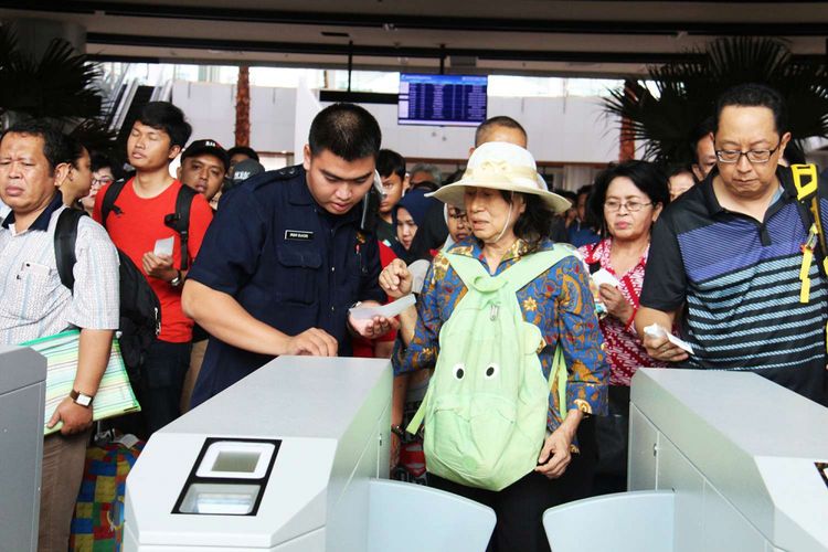 Antusias masyarakat saat ingin mencoba kereta api bandara di Stasiun Bandara Soekarno-Hatta, Tangerang,Banten, Selasa (26/12/2017). Uji coba KA Bandara Soekarno-Hatta dilakukan hingga peresmian operasinya pada 2 Januari 2018. Selama uji coba, PT KAI telah menetapkan harga tiket yang bisa dibeli warga, yakni Rp 30.000.