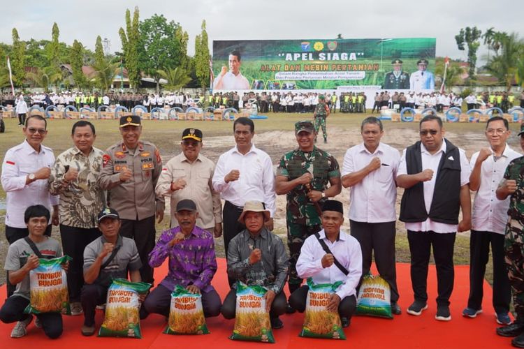 Apel Siaga Alat dan Mesin Pertanian (Alsintan) di Komando Resort Militer (Korem) 102 Panju Panjung, Palangkaraya, Kalteng, Jumat (14/6/2024).
