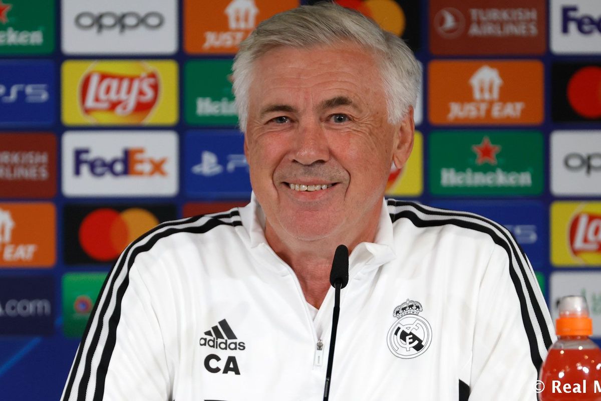 Pelatih Real Madrid, Carlo Ancelotti, berbicara dalam jumpa pers menjelang Real Madrid vs Leipzig pada matchday kedua Grup F Liga Champions 2022-23 di Santiago Bernabeu, Rabu (14/9/2022). Terbaru, Ancelotti memberikan reaksi soal rumor transfer Kylian Mbappe pada musim panas 2023. 