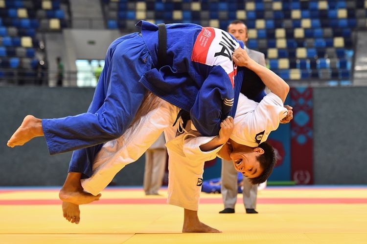 Pejudo Indonesia, Iksan Apriyadi (kiri), bertarung melawan pejudo Kyrgyzstan, Bektur Rysmanbetov, pada kelas 73 Kg kejuaraan Islamic Solidarity Games 2017 di Heydar Aliyev Arena, Baku, 13 Mei 2017.
