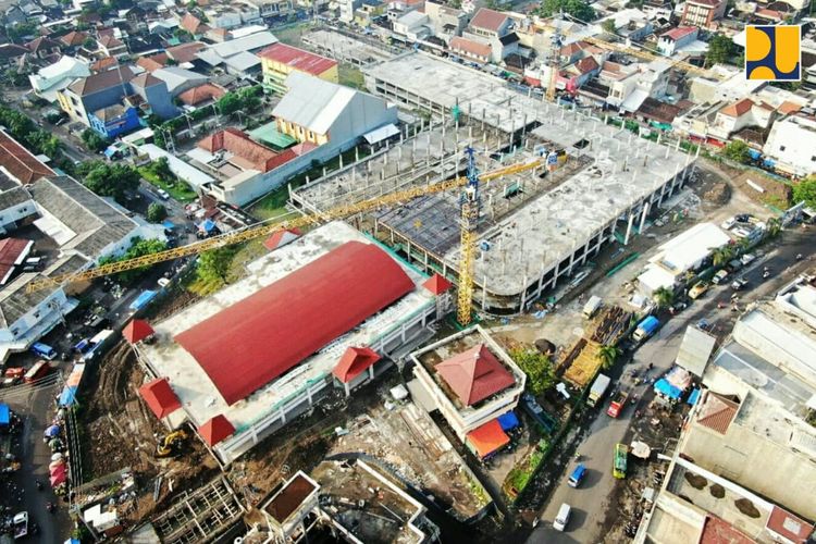 Fasilitas Umum yang tersedia diantaranya Area Parkir, Masjid, Kantor Pengelola, Ruang Paguyuban (SPTI & IKAPAGI), Ruang Kesehatan, Ruang Laktasi, serta Shelter Angkutan Umum.