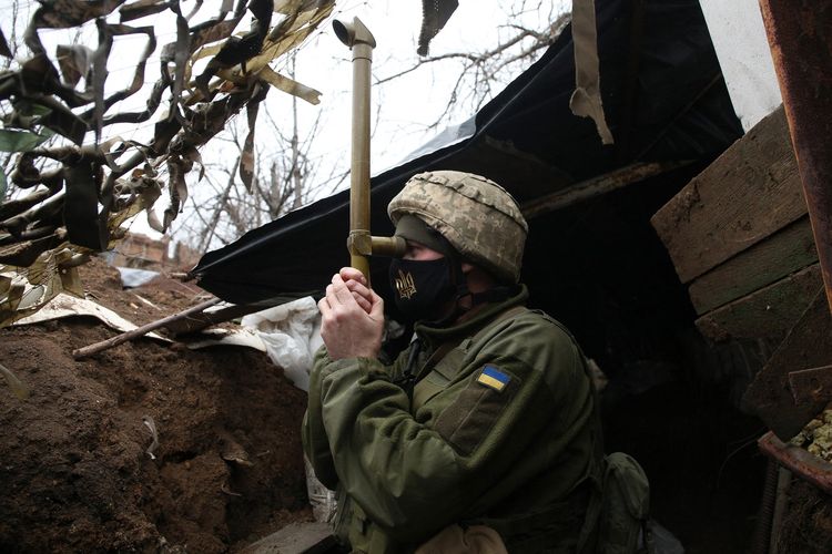 Seorang tentara Ukraina sedang melakukan pemantauan di pos garis depan berhadapan dengan separatis dukungan Rusia dekat kota kecil Marinka, wilayah Donetsk, pada 12 April 2021.