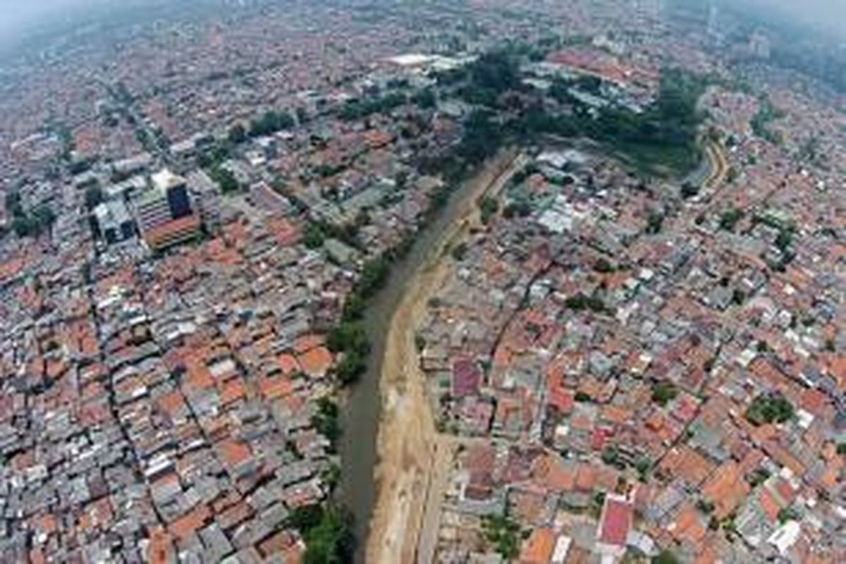 Permukiman padat di Bidaracina, di sepanjang bantaran Kali Ciliwung, Jatinegara, Jakarta Timur, Kamis (27/8/2015). Bidaracina merupakan kawasan yang akan digusur terkait proyek normalisasi dan sodetan Kali Ciliwung.