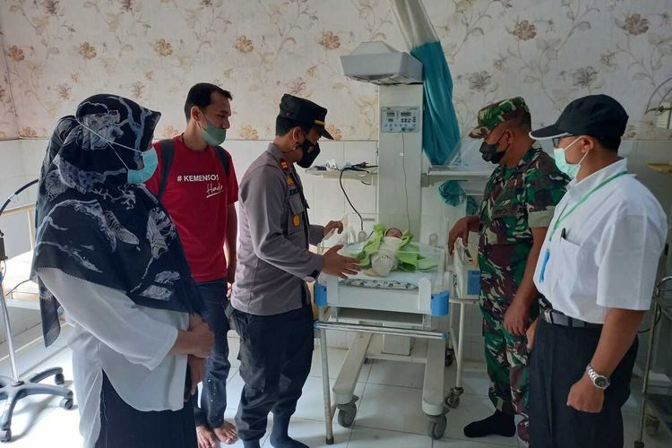 Petugas sekolah dikejutkan dengan suara tangis bayi dari kantin di Madrasah Ibtidaiyah Swasta (MIS) Desa Tampak, Kecamatan Ranto Peureulak, Kabupaten Aceh Timur, Rabu (16/2/2022).
