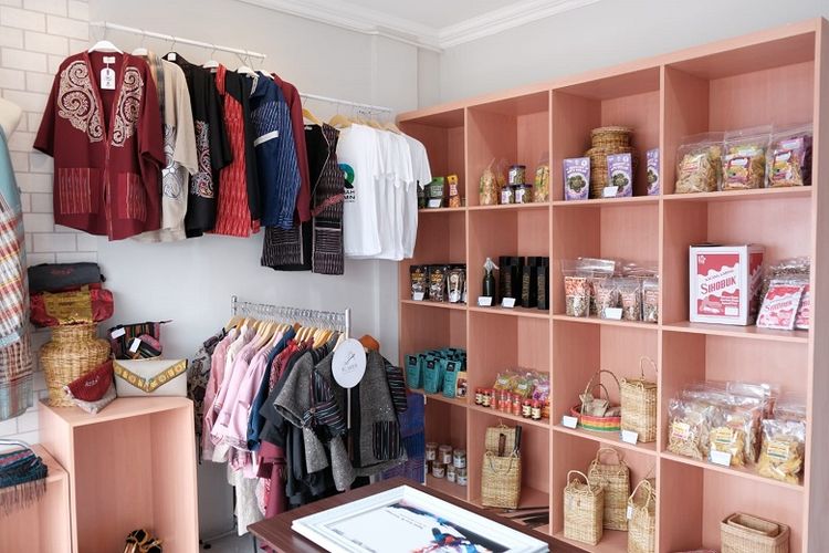  PT Bank Rakyat Indonesia (Persero) Tbk atau BRI sejak akhir 2022 menawari pelaku UMKM di Tarutung, salah satunya Nyoman, untuk bergabung di Rumah BUMN Tarutung. Ia pun bergabung dengan Rumah BUMN pada akhir Februari 2023. 

