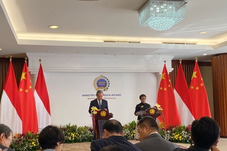 Menteri Luar Negeri (Menlu) Retno L. P. Marsudi menerima kunjungan bilateral Menlu China Wang Yi di Kantor Kementerian Luar Negeri, Jakarta Pusat, Kamis (18/4/2024). Keduanya mengadakan pertemuan bilateral yang membahas sejumlah isu.