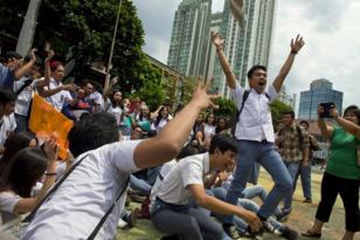 Para murid SMA bersukacita setelah selesainya Ujian Nasional di SMA Negeri 3 Jakarta, 16 April 2014.