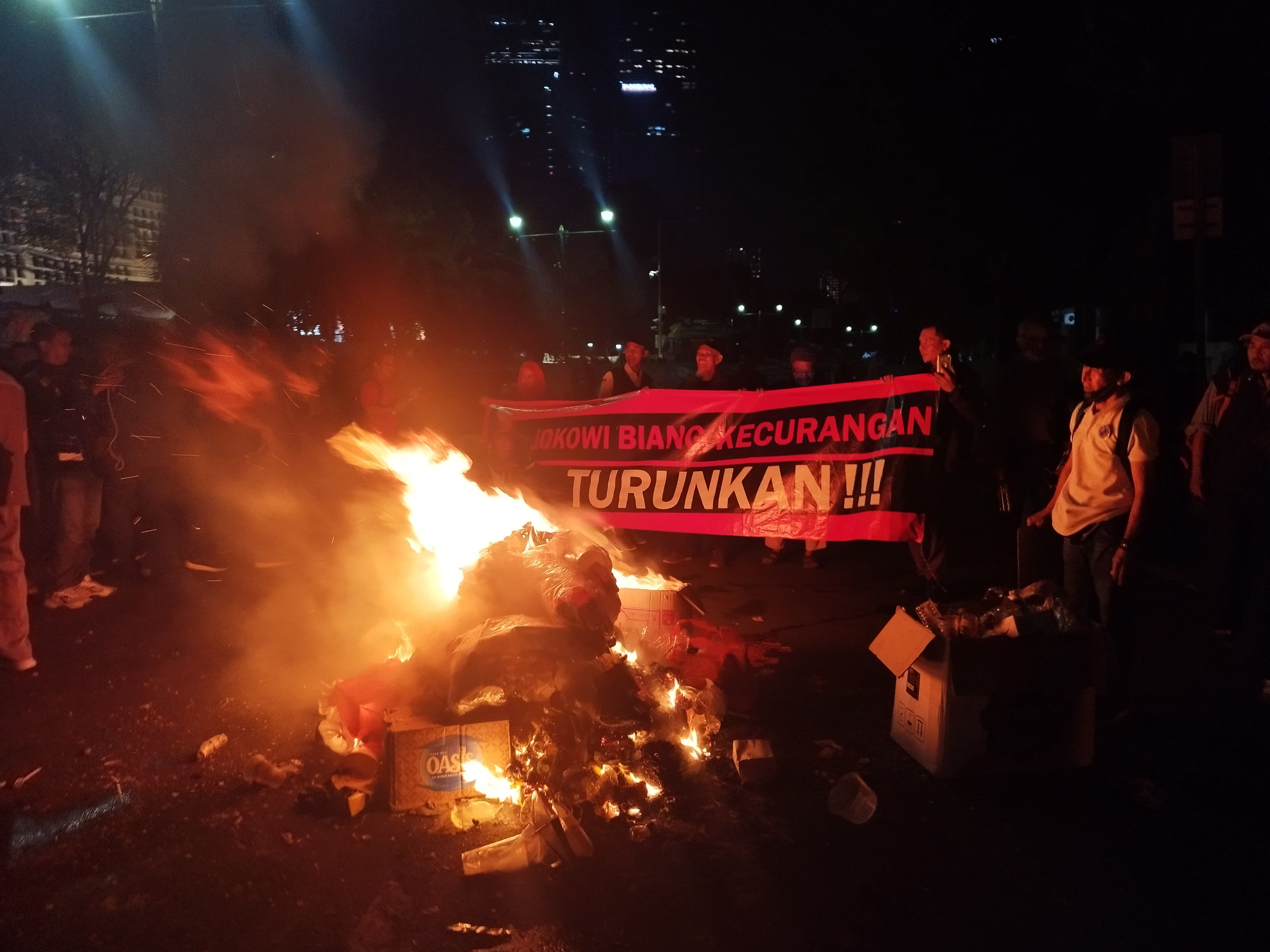 Demo di KPU, Massa Bakar Sampah Sambil Bawa Banner 