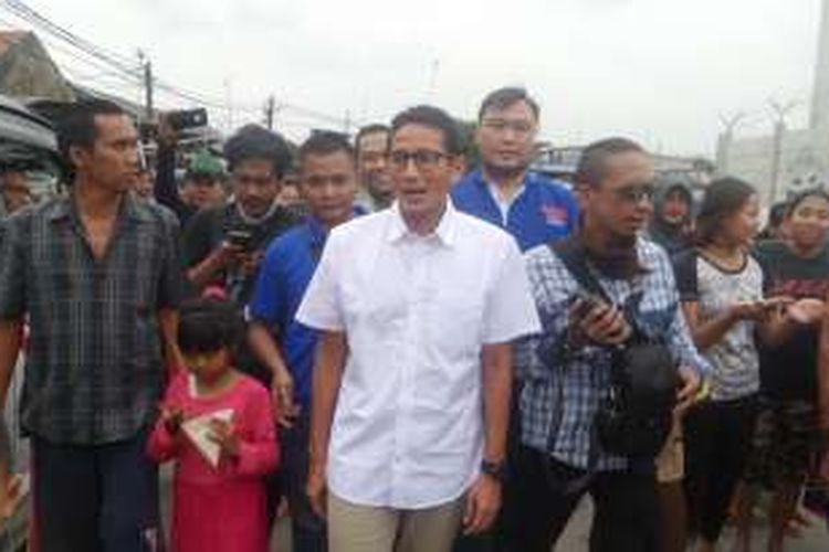 Bakal calon wakil gubernur Sandiaga Uno menyambangi permukiman warga di Kelurahan Kalibaru, Jakarta Utara, Jumat (14/10/2016).