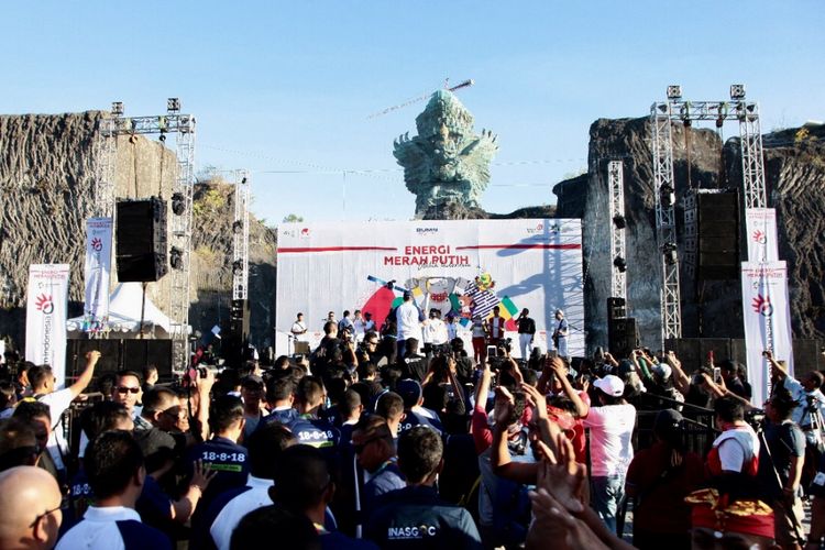 Suasana saat penyalaan obor di panggung Energi Merah Putih Telkom dalam acara Torch Relay Asian Games 2018 Jakarta-Palembang di Kawasan Garuda Wisnu Kencana, Bali (24/7).