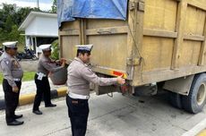 Polres Siak Pasang Stiker "Cahaya" pada Truk di Jalan Tol Permai