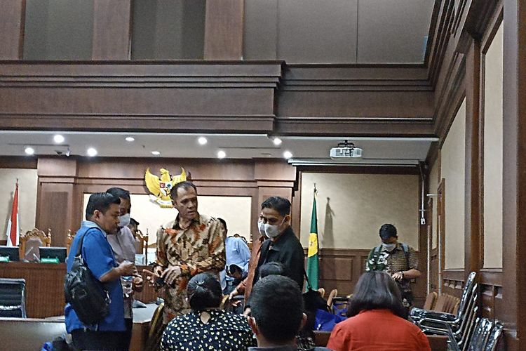 Terdakwa kasus dugaan korupsi pengadaan helikopter AgustaWestland (AW)-101, Irfan Kurnia Saleh berbincang dengan sejumlah orang usai sidang dinyatakan ditunda karena tidak satupun saksi hadir di Pengadilan Tipikor, Jakarta Pusat, Senin (21/11/2022).