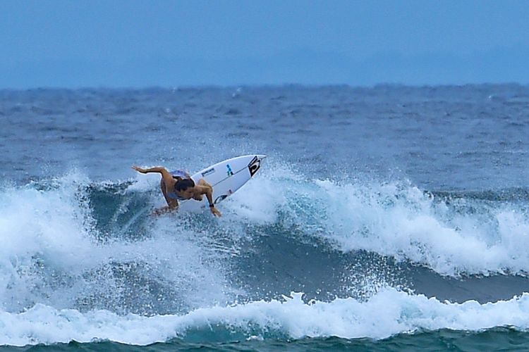 Peselancar berlatih menaklukkan ombak pantai Plengkung (G-Land) di TN Alas Purwo, Banyuwangi, Jawa Timur, Minggu (29/5/2022). Hari kedua kompetisi selancar World Surf League (WSL) 2022 G-Land itu ditunda karena kondisi ombak tidak memungkinkan dan akan dilanjutkan esok hari.