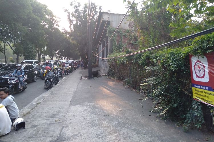 Kabel tergantung dengan rendah di kawasan Jalan TB Simatupang Jakarta Selatan, Kamis (1/8/2019)