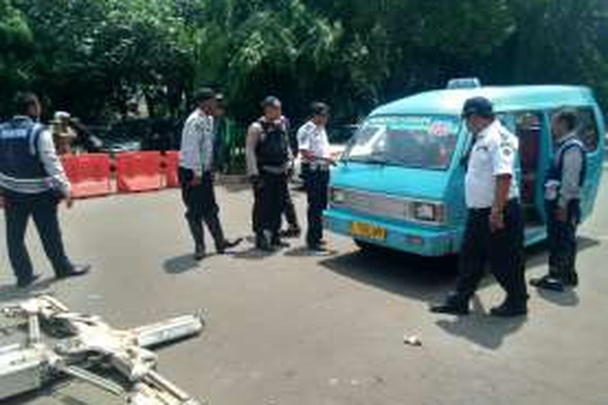 Suku Dinas Perhubungan Jakarta Selatan menertibkan angkutan yang membuat macet di Stasiun Tebet, Rabu (16/3/2016).