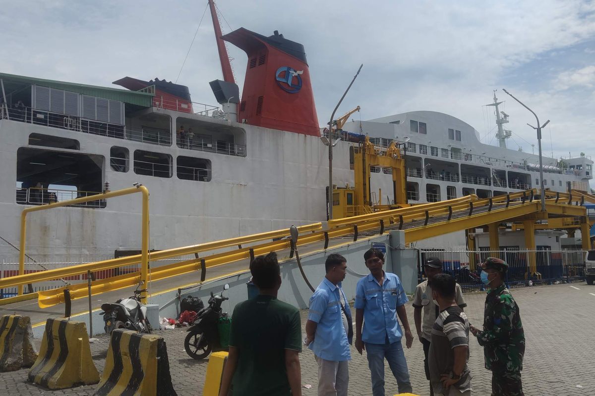 Suasana menunggu masuk kapal di Dermaga 3 Pelabuhan Merak, Banten, Selasa (26/4/2022).