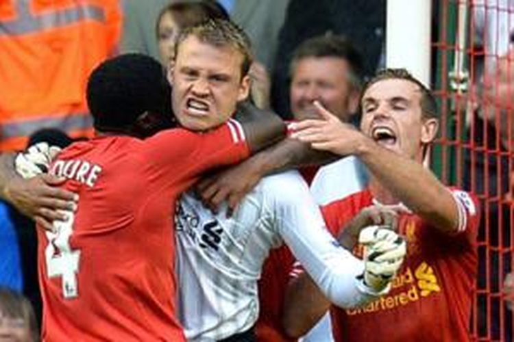 Simon Mignolet diselamati oleh Kolo Toure dan Jordan Henderson kala melakukan penyelamatan. 