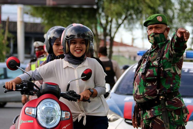 Petugas gabungan dari TNI, Polisi dan Satpol PP-WH melakukan razia masker di Bundaran Simpang Lima, Pusat Kota Banda Aceh, Kamis (25/6/2020). Razia masker ini ditingkatkan untuk menekan angka paparan Covid-19 di Aceh yang semakin meningkat dalam sepekan terakhir, dengan kenaikan jumlah pasien positif Covid-19 menjadi 66 orang, satu di antaranya warga negara asing (WNA).