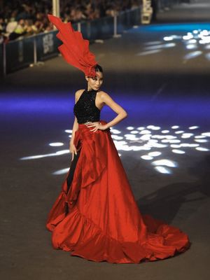 Patricia Gouw tampil memukau di Jember Fashion Carnaval dan Artwear Carnival 2025 dengan busana dramatis, aksesori megah, dan riasan glamor.