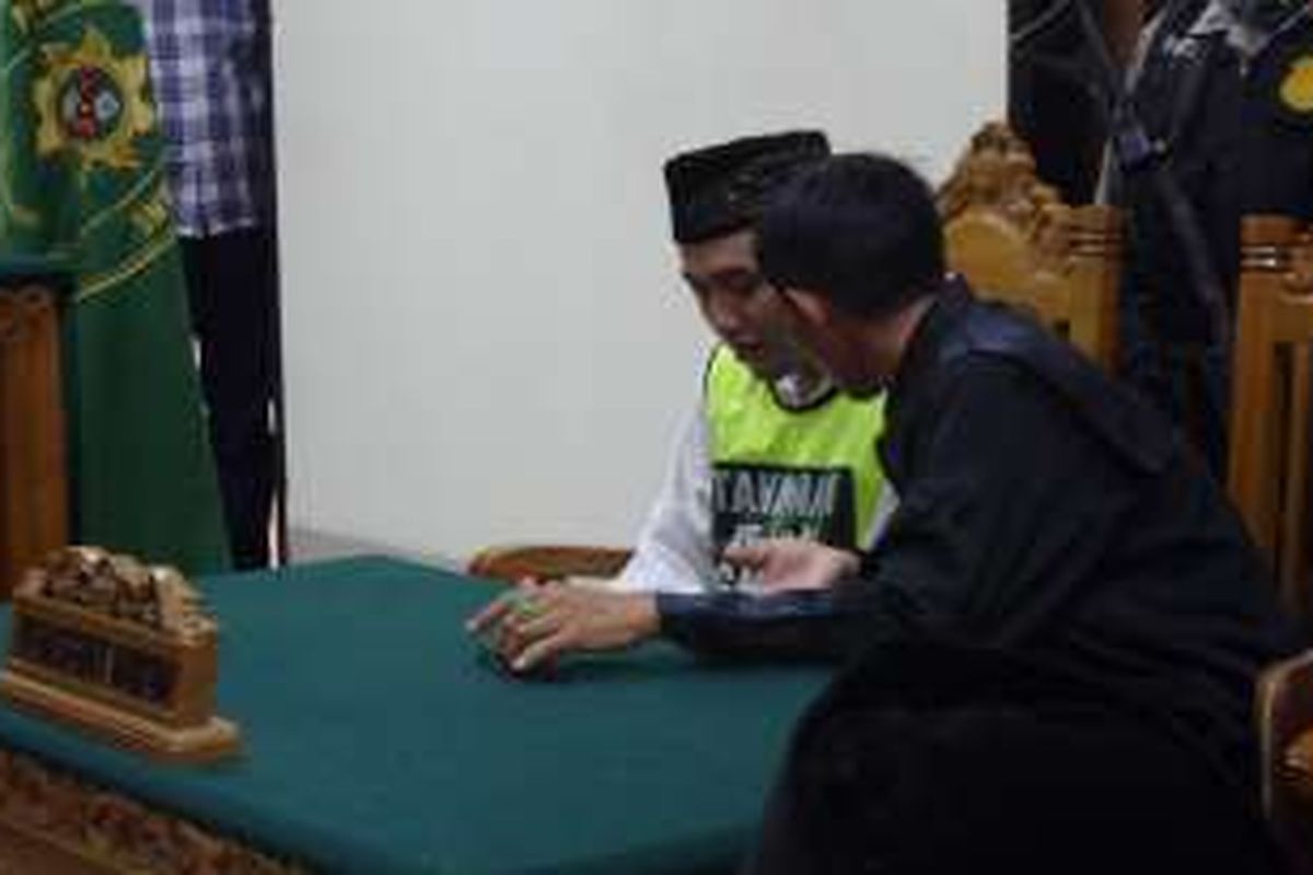 Terdakwa kasus pembunuhan Nur Atikah, Kusmayadi alias Agus (32), saat menjalani sidang perdana mengadili dirinya di Pengadilan Negeri Tangerang, Selasa (13/9/2016) siang.