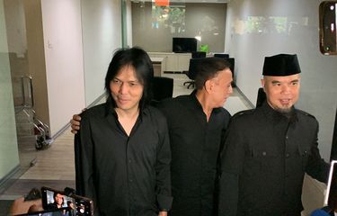 Musisi Ahmad Dhani akhirnya bertemu dengan Once di Gedung Kementerian Hukum dan Hak Asasi Manusia (Kemenkumham) di kawasan Rasuna Said, Jakarta Selatan, Selasa (18/4/2023). 