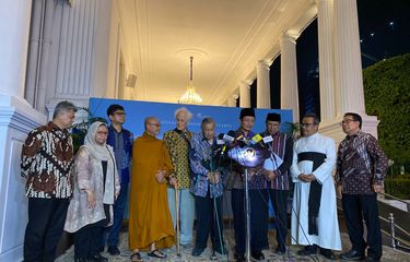 Tokoh bangsa yang tergabung dalam Gerakan Nurani Bangsa (GNB) meminta Presiden Prabowo Subianto membebaskan para mahasiswa hingga pelajar yang sampai kini masih ditahan kepolisian sejak demo pada Senin (25/8/2025) sampai akhir Agustus 2025.  Permintaan ini disampaikan saat bertemu Presiden Prabowo selama tiga jam sejak pukul 16.30 WIB hingga 19.55 WIB di Kompleks Istana Kepresidenan, Jakarta Pusat, Kamis (11/9/2025). 