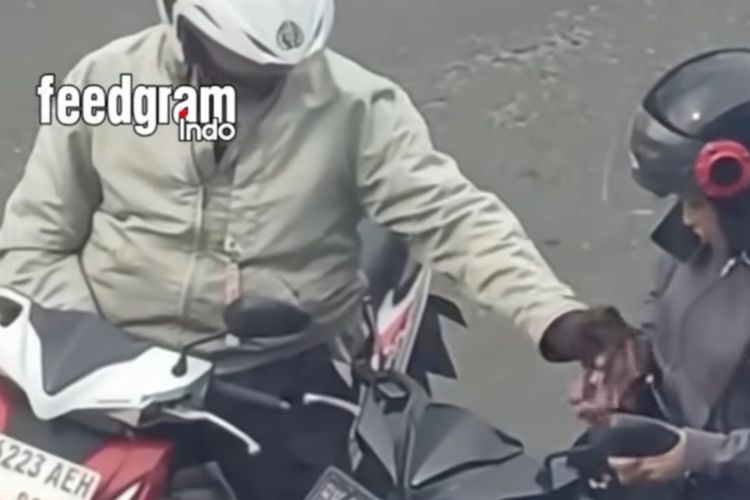 Video polisi diduga memalak pengendara sepeda motor yang melanggar lalu lintas Rp 100 ribu di Jalan Palang Merah, Kota Medan pada Rabu (25/6/2025) viral di media sosial.  