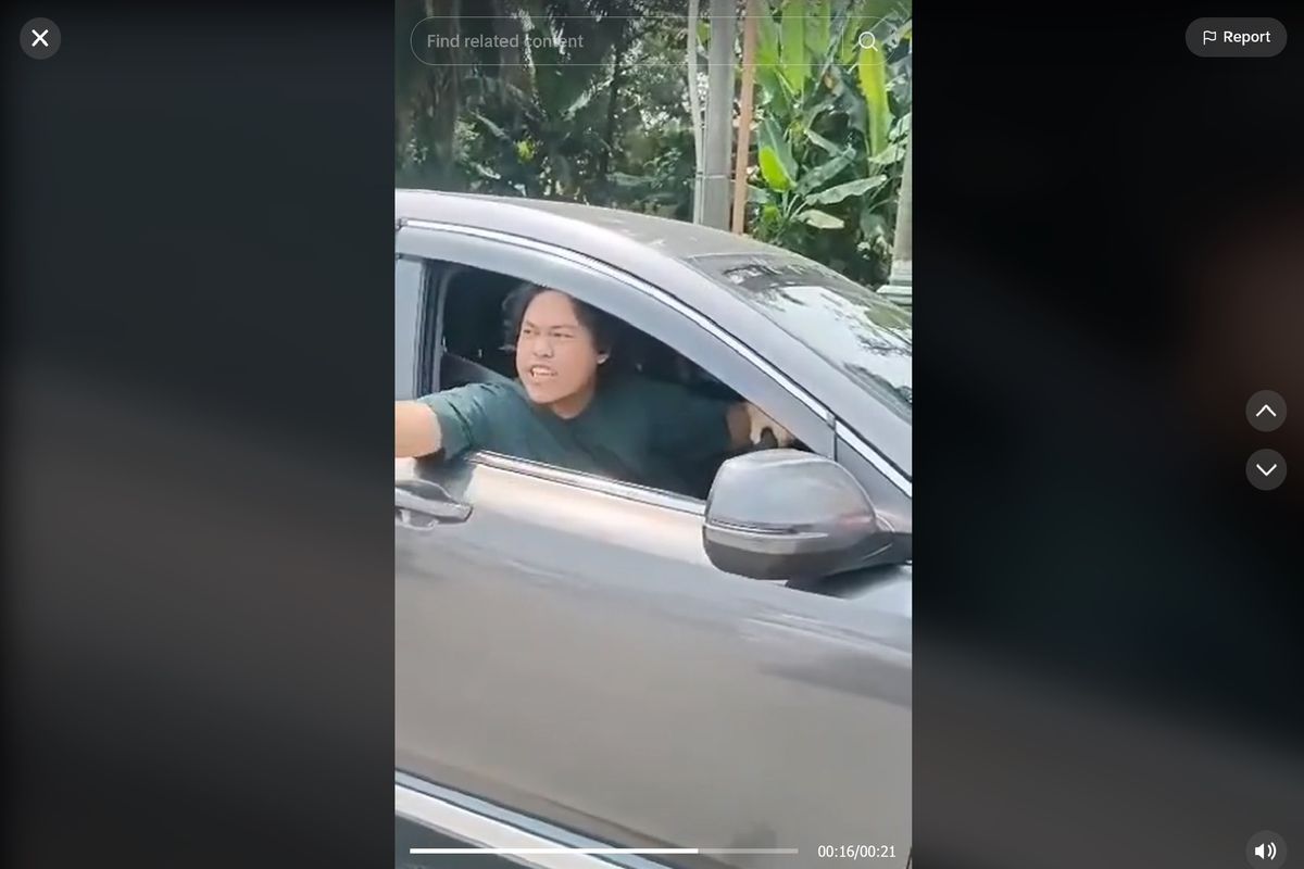 Video viral di media sosial memperlihatkan cekok antara pengemudi mobil dengan polisi. Sang polisi kemudian merekam aksi pengemudi tersebut yang diduga merendahkan profesi polisi.