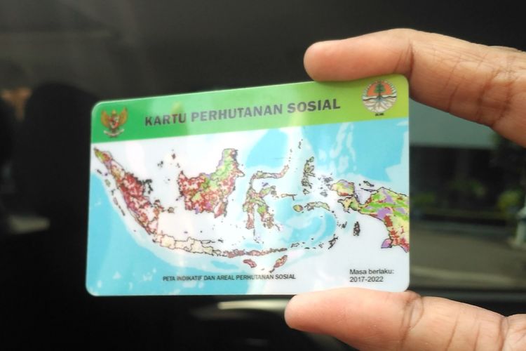 Menteri Lingkungan Hidup dan Kehutanan Siti Nurbaya menunjukkan Kartu Perhutanan Sosial, Selasa (4/7/2017).