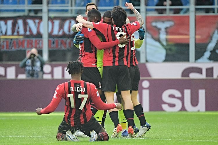 Para pemain AC Milan merayakan gol Rafael Leao ke gawang Sampdoria pada laga pekan ke-25 Liga Italia 2021-2022 di Stadion San Siro, Minggu (13/2/2022).