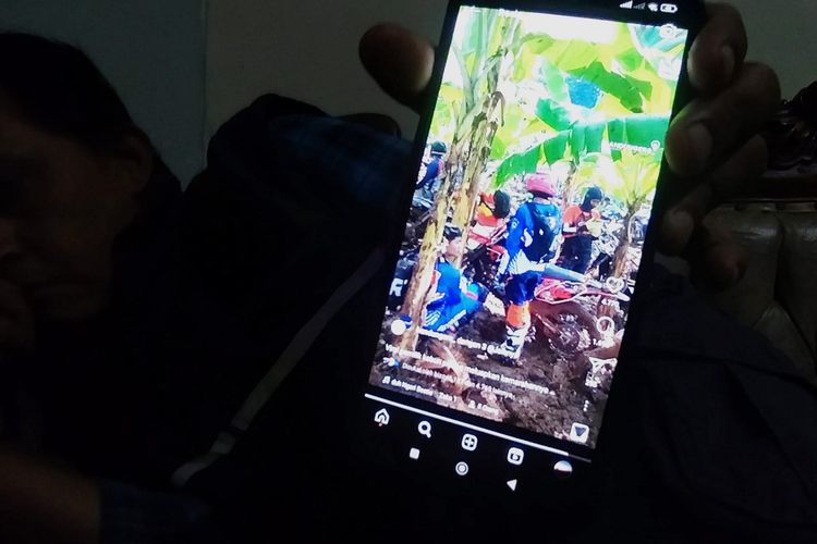 Rekaman video aksi ratusan crosser yang melintas perkebunan pisang milik warga viral di media sosial, aksi mereka ramai menjadi perbincangan lantaran merusak lahan perkebunan milik warga di Kabupaten Bandung Barat (KBB), Jawa Barat.