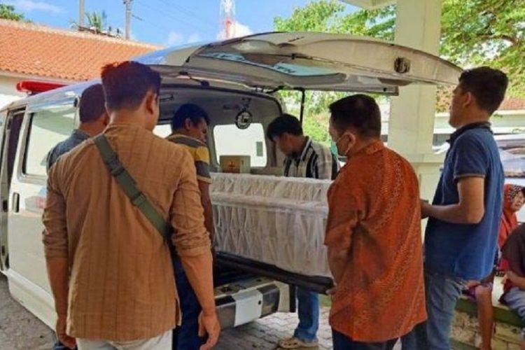 Dua korban pembunuhan di Desa Panggel Dlangu, Kecamatan Butuh, Kabupaten Purworejo, dibawa dari RSUD Tjitrowardojo untuk selanjutnya akan dimakamkan pada Minggu (5/5/2019) petang. 