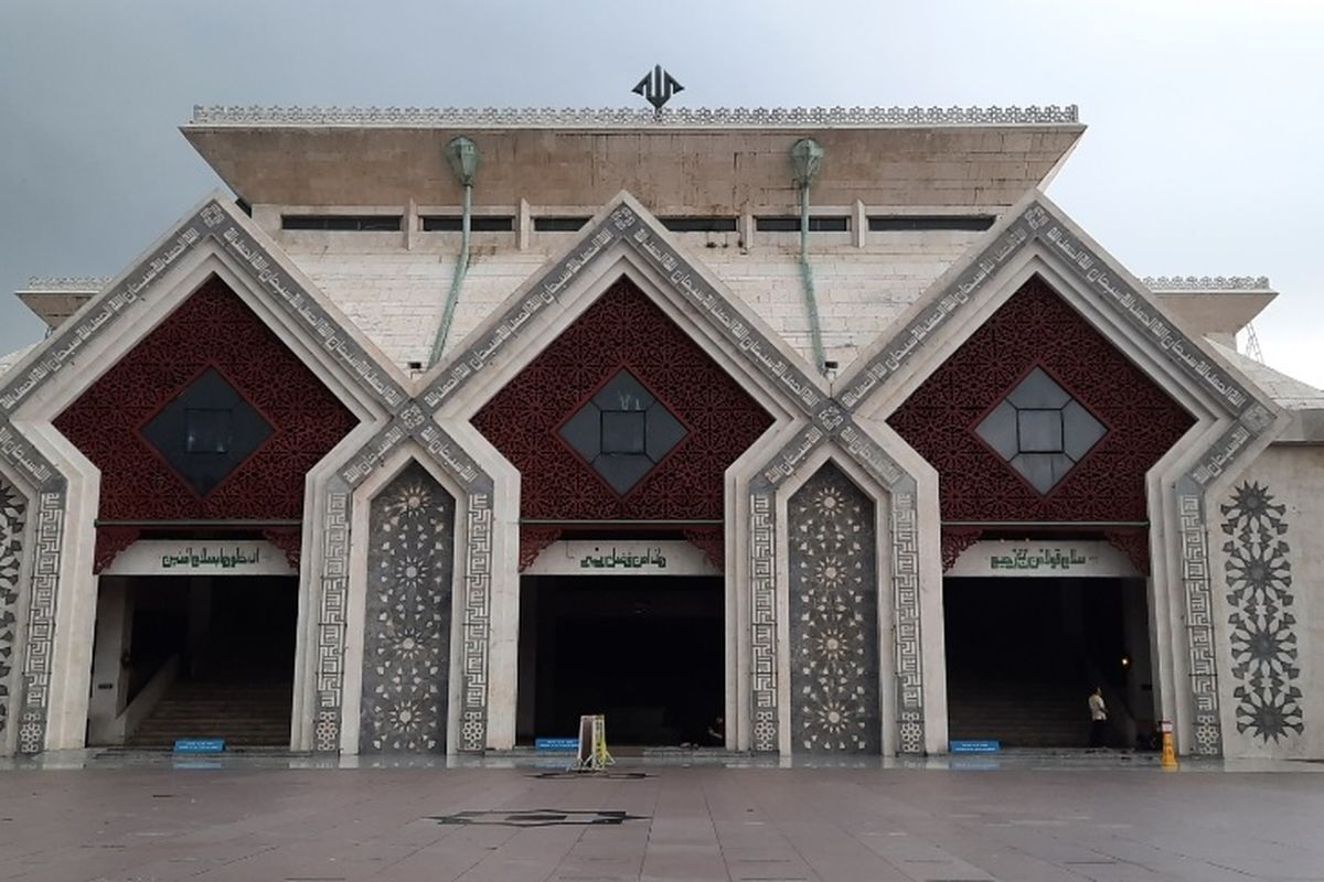 Masjid At-tin Taman Mini Indonesia Indah (TMII) di Jakarta Timur. Foto diambil pada Selasa (13/4/2021).