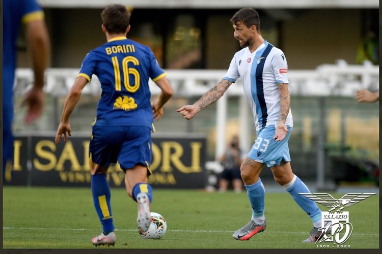 Aksi pemain Lazio, Francesco Acerbi, dalam pertandingan Hellas Verona vs Lazio, Senin (27/7/2020) dini hari WIB.