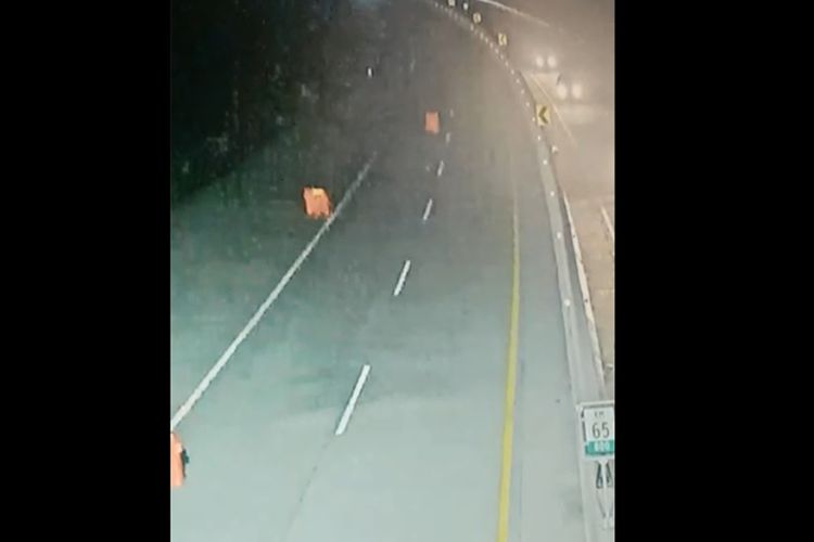 Water barrier di Tol Pandaan-Malang yang bergerak sendiri karena tekanan angin